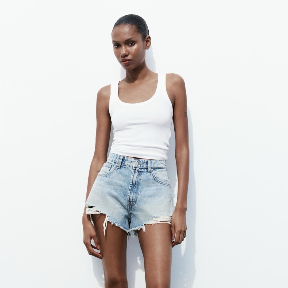*BRAND NEW WITH TAGS* Zara high-rise denim shorts - light wash